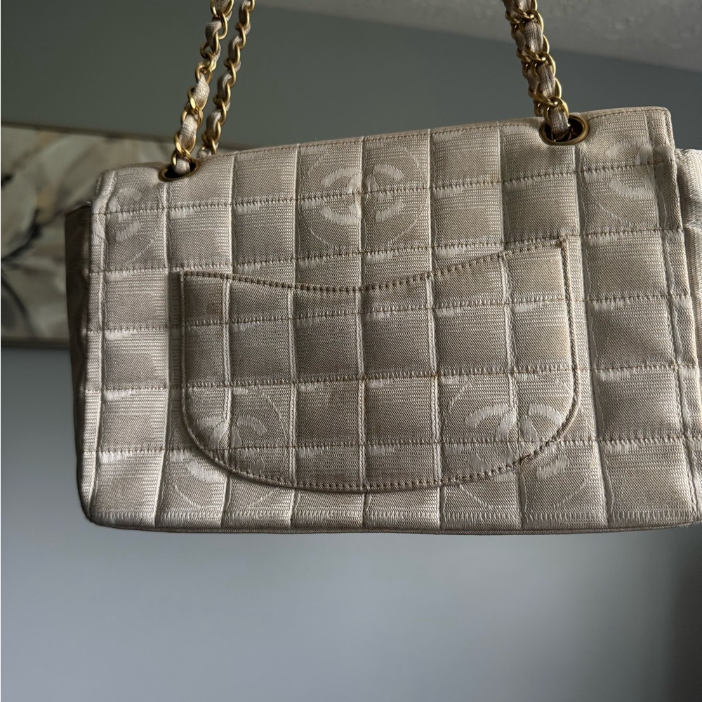 CHANEL Cream Gold Quilted Shoulder Bag - Picture 8 of 9